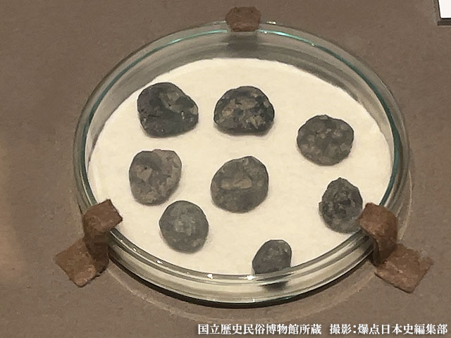 炭化したクッキー状の加工食品 国立歴史民俗博物館所蔵　撮影:爆点日本史編集部