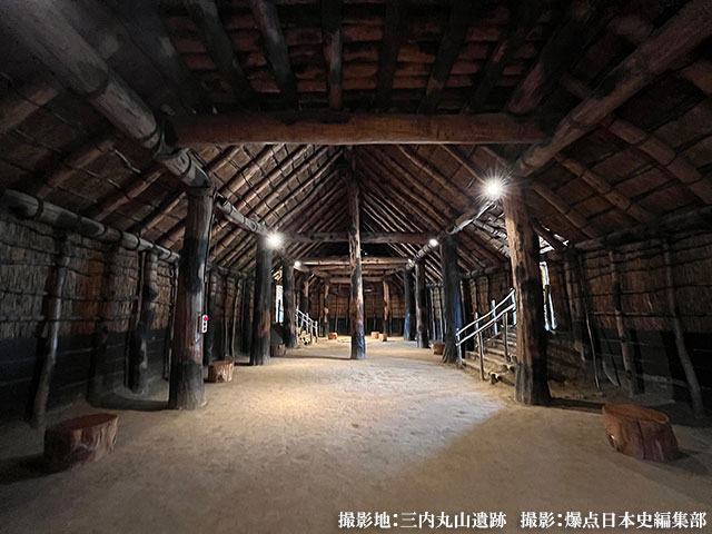 三内丸山遺跡 復元された大型竪穴建物の内部　撮影:爆点日本史編集部