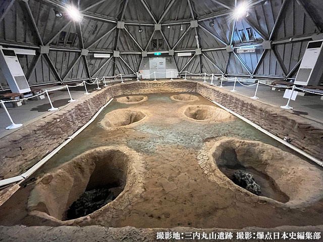 三内丸山遺跡で発見された6つの巨大な柱穴　撮影:爆点日本史編集部
