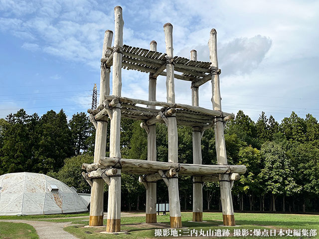 三内丸山遺跡 復元された大型掘立柱建物　撮影:爆点日本史編集部