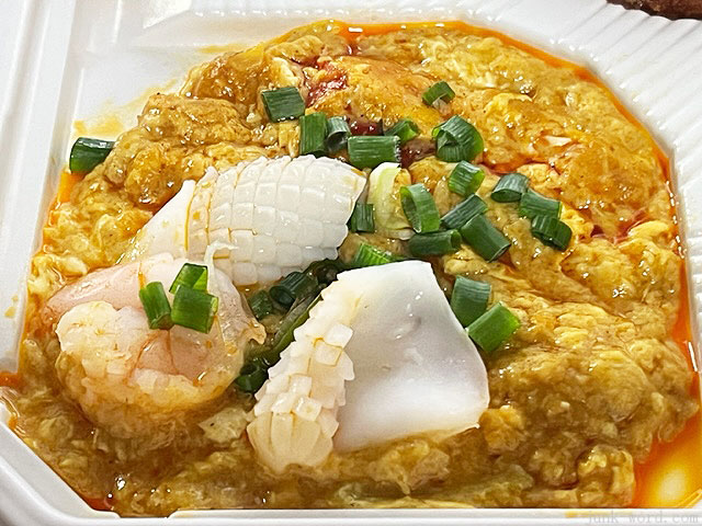 葛飾区亀有 タイ料理 ウライワンの「ガパオとパッポンカレーと生春巻きのセット」