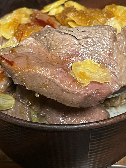 肉匠おちあい らんぷ赤身丼 肉が硬くて嚙み切るのが大変！