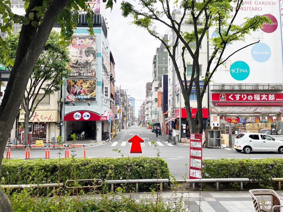蒙古タンメン中本錦糸町店へのアクセス JR錦糸町駅北口の駐輪場と「くすりの福太郎」の間の道をまっすぐ進む 撮影：junk-word.com