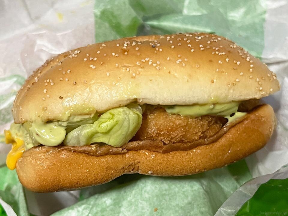 サクッとしたエビカツとアボカド風味マヨソースが絶妙の美味しさ！マックのチーズアボカドマヨシュリンプ 撮影：junk-word.com