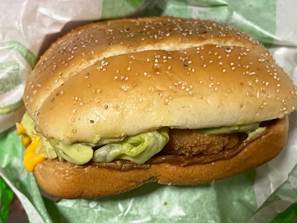 やや辛味のあるアボカド風味マヨソースはアボカドペーストを使用！マクドナルドの「チーズアボカドマヨシュリンプ」撮影：junk-word.com