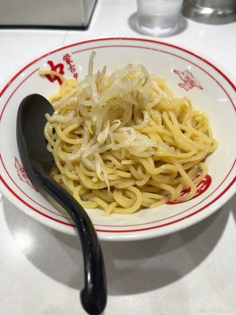冷し五目蒙古タンメンの麺 もやしがトッピングされている ラーメンよりも量が多い 撮影：junk-word.com