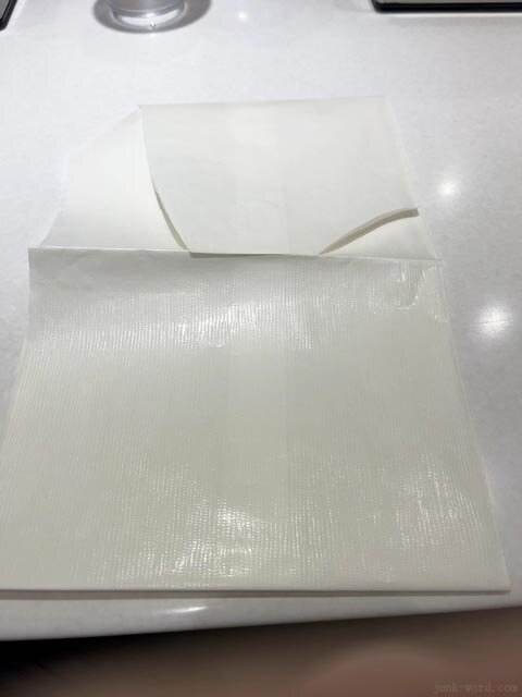 蒙古タンメン中本の紙エプロン 錦糸町店では券売機の横に置いてある 撮影：junk-word.com