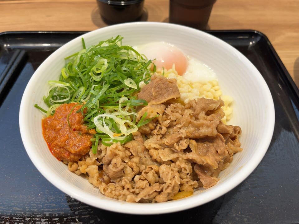 吉野家初の麺メニュー「牛玉スタミナまぜそば」は美味しい！まずい？実食レビュー