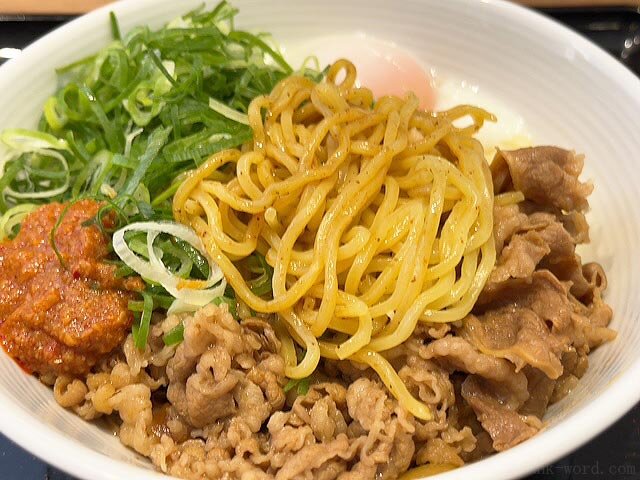 吉野家の牛玉スタミナまぜそば 店舗では特製たれ（香味つゆ）がかけられた状態で提供される 撮影：junk-word.com