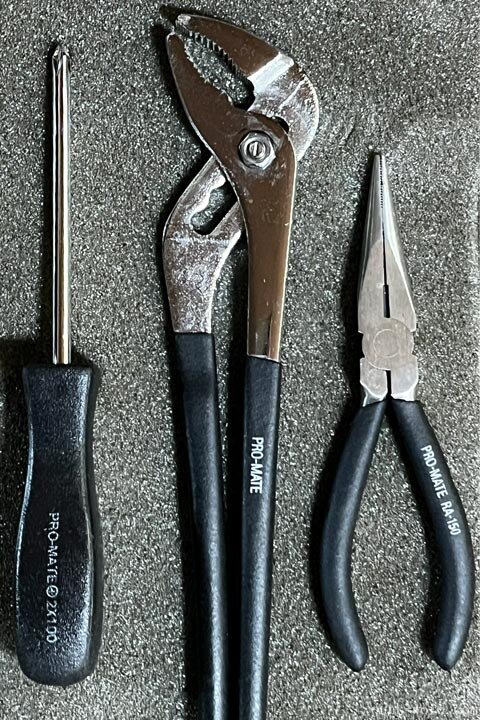 お風呂の蛇口交換に必要な工具 ドライバー、モンキーレンチ、ペンチ 写真撮影：junk-word.com