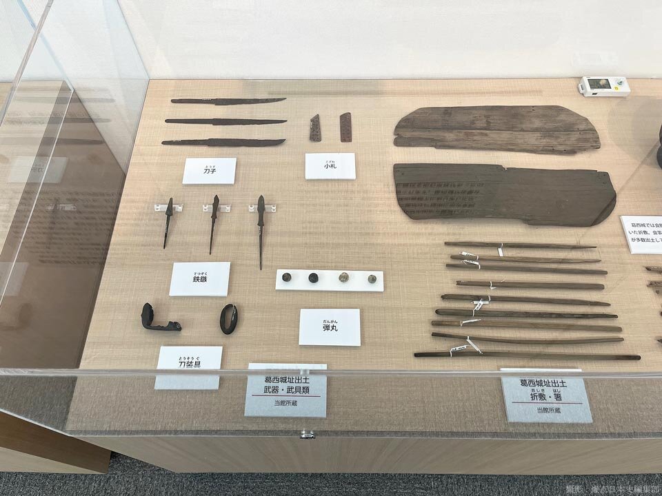 葛飾区郷土と天文の博物館 特別展「秀吉来襲」で展示されている葛西城跡から出土した遺物 撮影：junk-word.com（爆点日本史編集部）