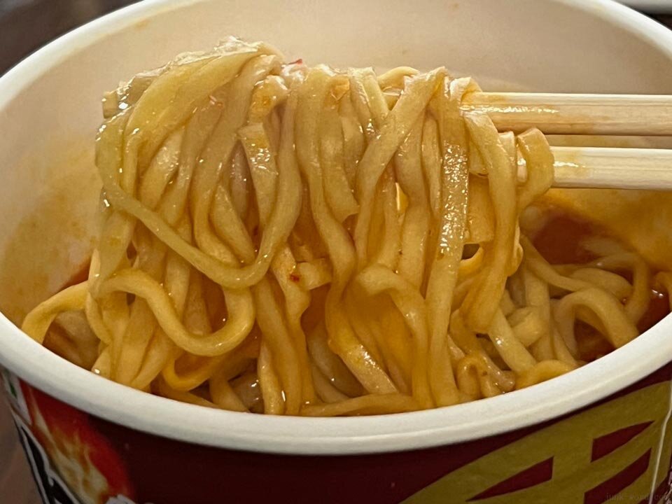 セブンイレブン 蒙古タンメン中本「北極ラーメン」もちもちの太麺 撮影：junk-word.com