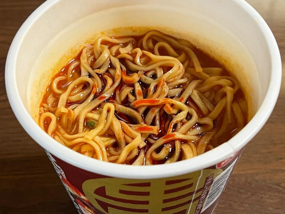 セブンイレブン 蒙古タンメン中本「北極ラーメン」極辛オイルを入れると辛さが一気にアップ！撮影：junk-word.com