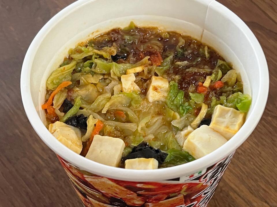 セブンイレブン 蒙古タンメン中本「辛旨味噌」お湯を注いで5分豆腐と野菜がたっぷり 撮影：junk-word.com
