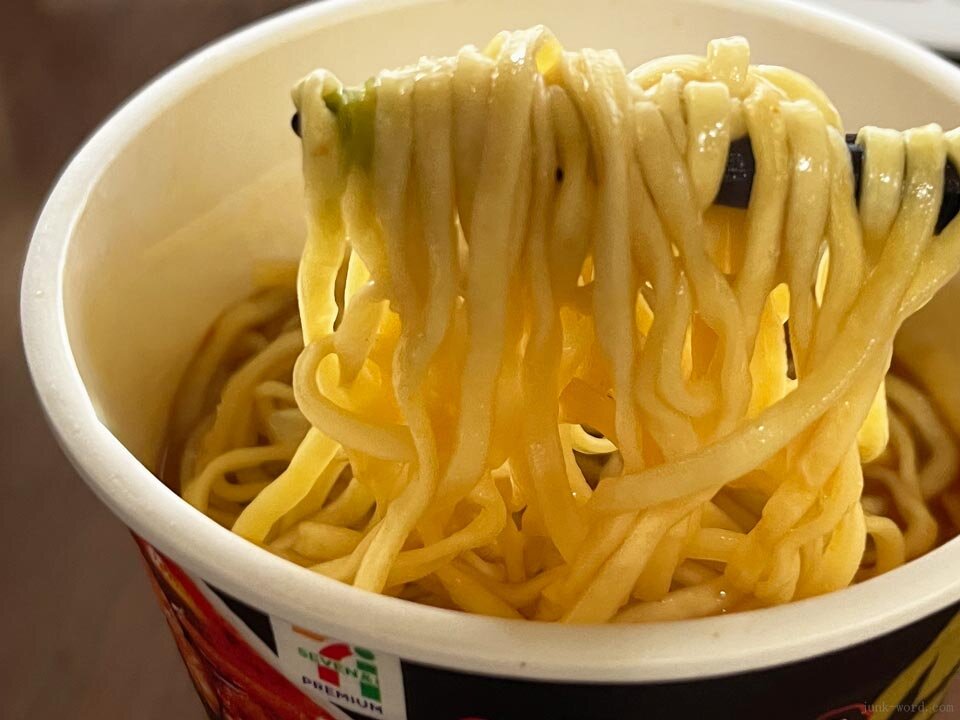 セブンイレブン 蒙古タンメン中本「辛旨味噌」太麺でもちもちとした食感が美味しい 撮影：junk-word.com