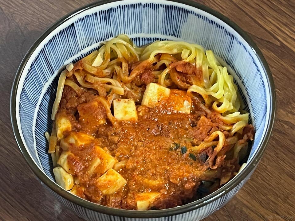 セブンイレブン 蒙古タンメン中本「汁なし麻辛麺」レンジで温めた状態 撮影：junk-word.com