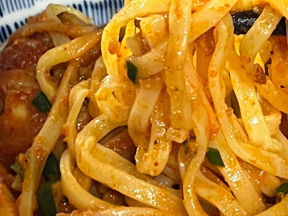 セブンイレブン 蒙古タンメン中本「汁なし麻辛麺」もちもちの平打ち麺の食感が食欲をかきたてる 撮影：junk-word.com