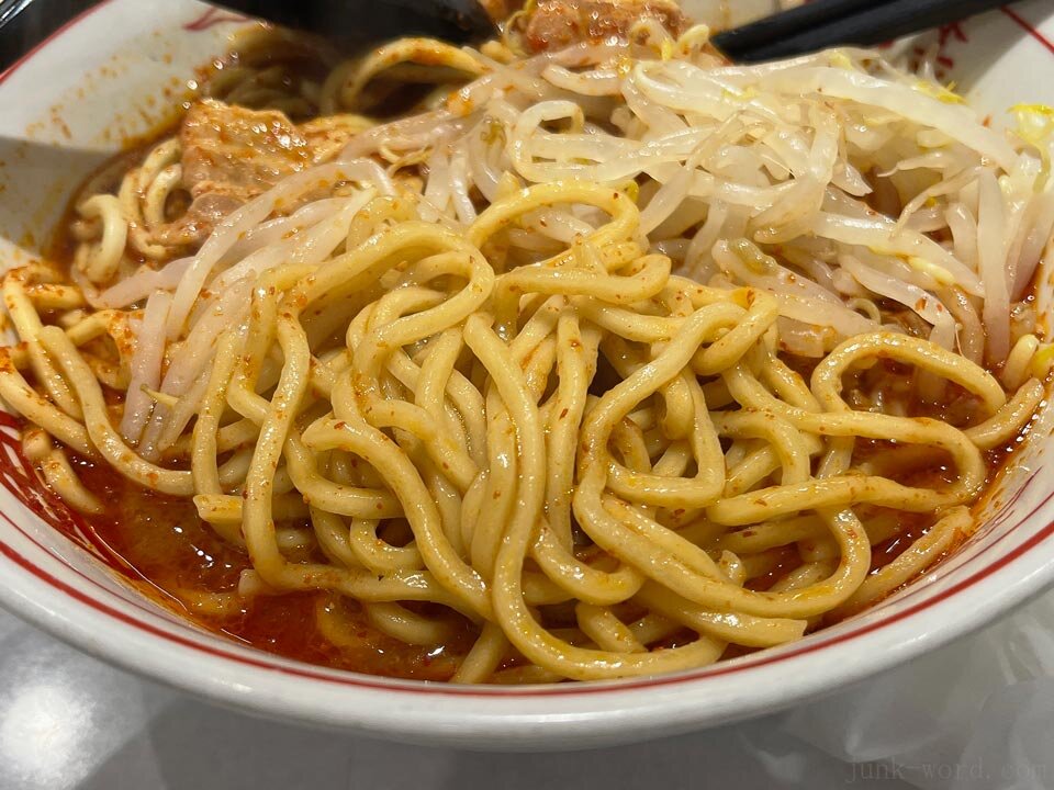 蒙古タンメン中本 北極ラーメンの太麺 もちもちした食感 撮影：junk-word.com