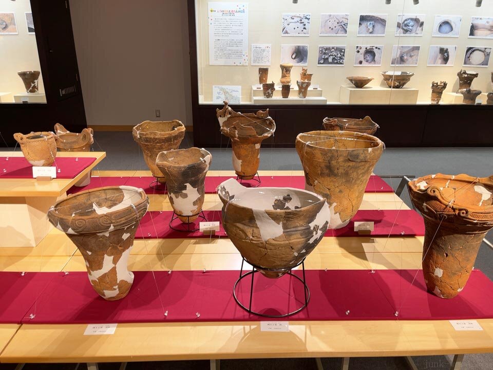 出山遺跡発掘調査速報展の縄文土器展示 撮影：junk-word.com（爆点日本史編集部）