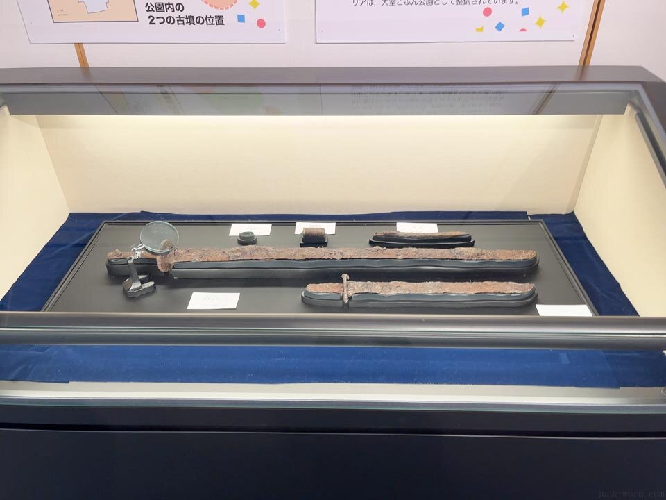 柏市郷土資料展示室の常設展示 大室・きつね山古墳出土の銀象嵌装大刀（ぎんぞうがんそうたち） 撮影：junk-word.com（爆点日本史編集部）