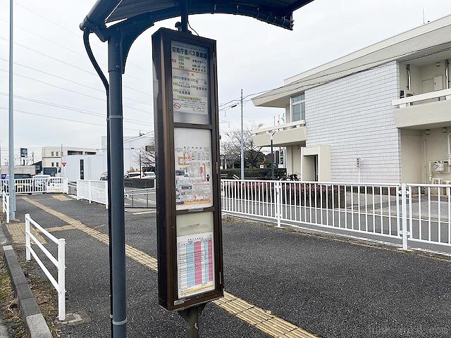 「沼南庁舎バス乗継場（のりつぎじょう）」のバス停 撮影：junk-word.com（爆点日本史編集部）