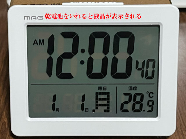 (3)デジタル時計MAGブリムの本体 上部には時計、下部には日付、曜日、温度を表示 数字が大きくて見やすい 撮影：junk-word.com
