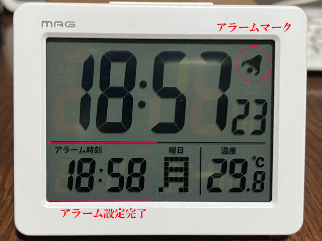 (10)アラームをセット アラームが鳴る時刻とアラームマークが表示される 撮影：junk-word.com