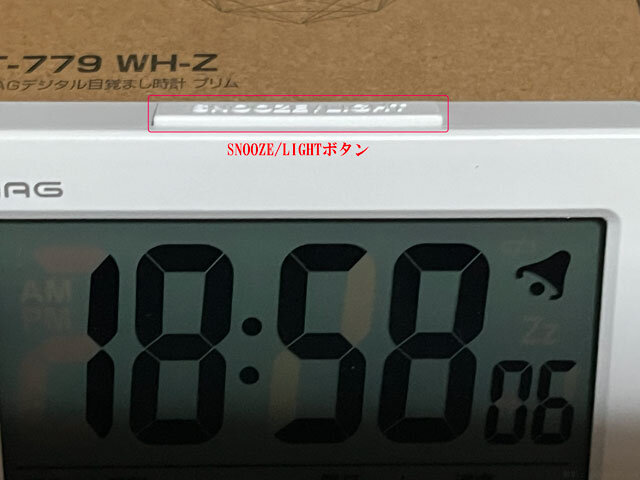 (11)アラームが鳴っている状態で「SNOOZE/LIGHTボタン」を押すとスヌーズが有効になる 撮影：junk-word.com