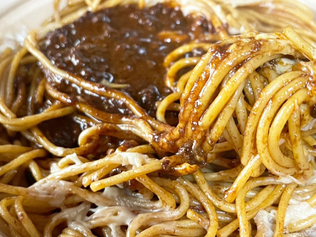 濃厚ボロネーゼ パスタの麺が焼きそばのようです。