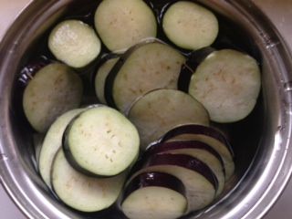 トマトチキンカレー　茄子（ナス）のあく抜き