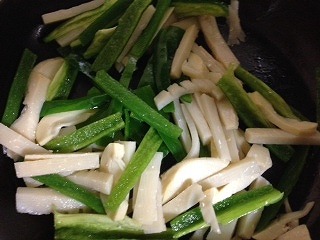 チンジャオロース 作り方3 野菜を炒める
