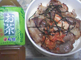 キムカル丼と緑茶