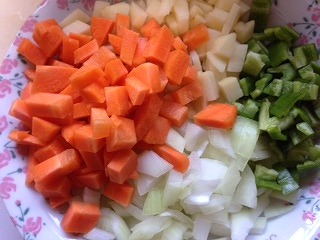 豆カレー　食材をさいの目切りにする