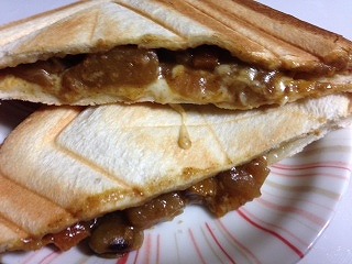 豆カレーのホットサンド　完成