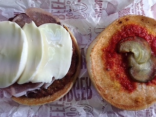 生ハムとモッツァレラチーズのハンバーガー2